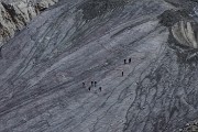 74 Escursionisti attrezzati in discesa al centro del fronte glaciale